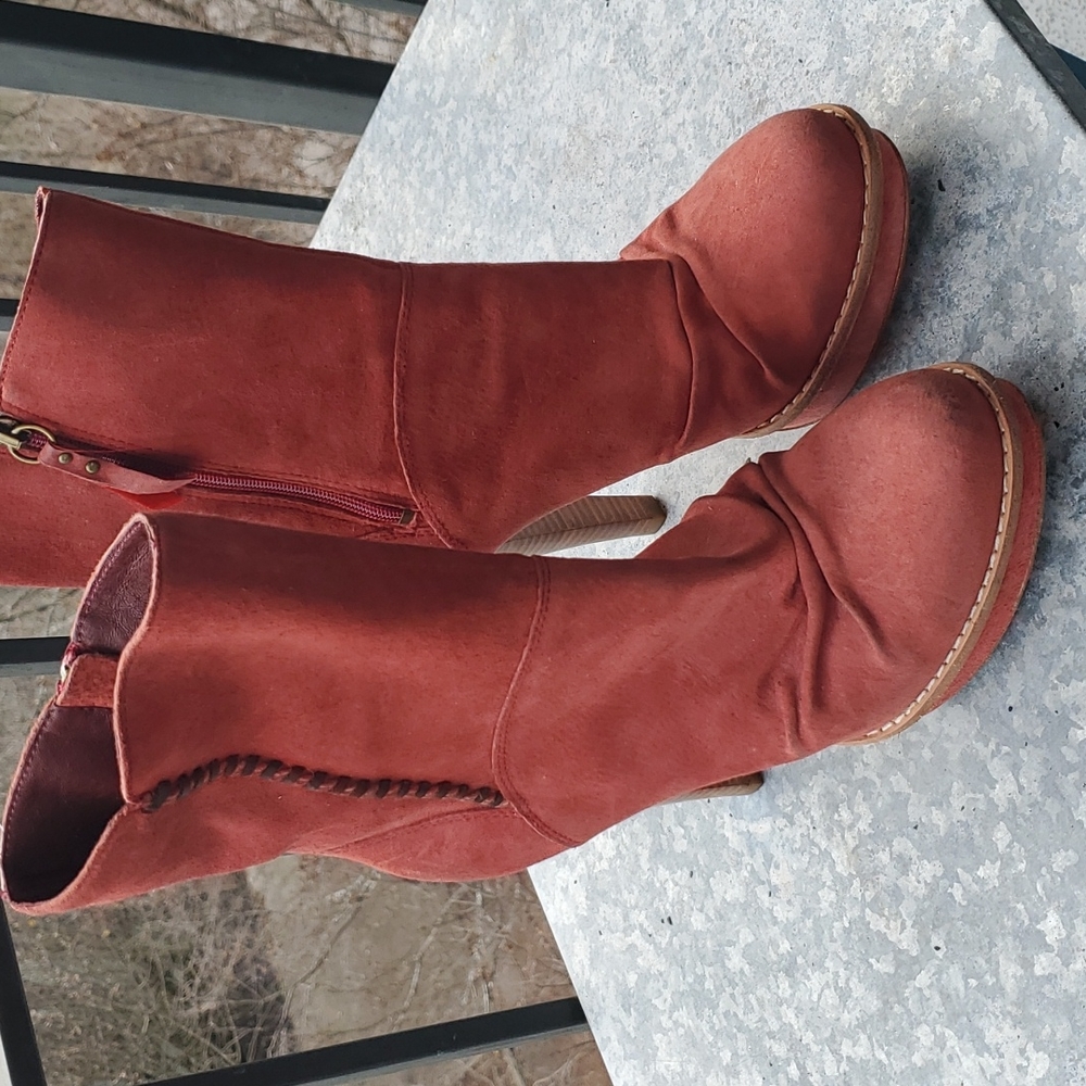 Women's Size 8.5 Leather and Sheepskin Ugg High Heel Booties